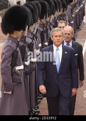 US-Präsident George Bush (Front) spaziert mit dem Herzog von Edinburgh (Centre) während einer Inspektion der Ehrengarde der 1. Milliarde Grenadier Guards zur offiziellen Zeremonie des amerikanischen Staates im Buckingham Palace. Der traditionelle britische Prunk und die Zeremonie, einschließlich eines 41-Kanonen-Salutes, wurden zum Beginn des historischen Staatsbesuchs gelegt. Der Präsident und Frau Bush übernachteten im Palast vor der offiziellen Begrüßungszeremonie. Stockfoto