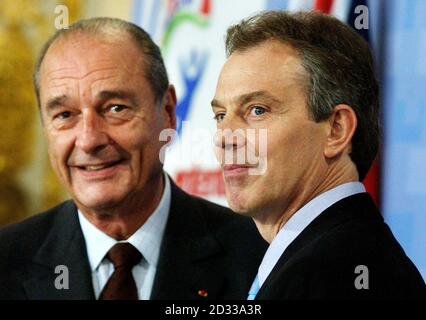 Der britische Premierminister Tony Blair (R) und der französische Präsident Jacques Chirac während einer Pressekonferenz im Lancaster House im Zentrum von London. Herr Blair erklärte ihre Entschlossenheit, den internationalen Terrorismus nach den Selbstmordbombenanschlägen auf britische Ziele in Istanbul zu bekämpfen. Zum Abschluss des englisch-französischen Gipfels erklärte Blair neben dem französischen Staatschef, dass er sich einig war, dass die Geißel des Terrorismus auf allen Ebenen bekämpft werden muss. Stockfoto