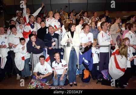 England Rugby-Anhänger jubeln an, als sie auf die Ankunft ihres Teams am Flughafen Heathrow warten, nachdem sie mit der Weltmeisterschaft aus Australien zurückgekehrt sind. Tausende von Fans hatten sich versammelt, um das Team, das die Trophäe gewonnen hatte, nach dem Sieg über Australien am Samstag in zusätzlicher Zeit zu begrüßen. Stockfoto