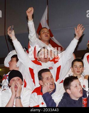 England Rugby-Anhänger jubeln, als sie warten, bis ihr Team am Londoner Flughafen Heathrow ankommt, nachdem sie mit der WM aus Australien zurückgekehrt sind. Tausende von Fans hatten sich versammelt, um das Team, das die Trophäe gewonnen hatte, nach dem Sieg über Australien in der Extrazeit am Samstag willkommen zu heißen. Stockfoto