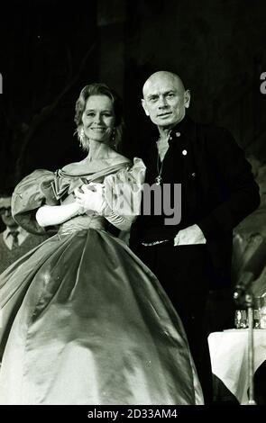 Yul Brynner mit der in London geborenen Schauspielerin Virginia McKenna auf der Bühne des Londoner Palladium, als angekündigt wurde, dass sie ihm gegenüber bei der Wiederbelebung des Rdgers & Hammerstein Musicals, The King and I, spielen werde Stockfoto