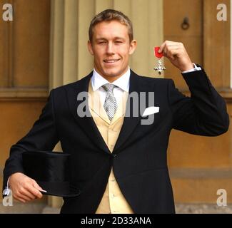 England Rugby World Cup Held Jonny Wilkinson, 24, im Buckingham Palace in London, als er zeigt die MBE (Mitglied des Order of the British Empire) erhielt er von der britischen Königin Elizabeth II.. Stockfoto