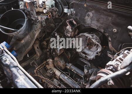 Nahaufnahme des Motorraums des Fahrzeugs mit ausgebautem Motor für Überholung, Transport- und Versicherungskonzepte. Stockfoto