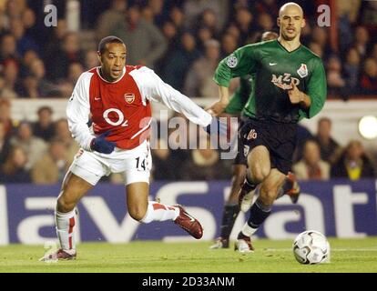 Thierry Henry von Arsenal (links) in Aktion gegen Oleg Pashinin vom Lokomotiv Moskau, während ihres Champions League-Spiel der Gruppe B in Highbury im Norden Londons. DIESES BILD KANN NUR IM RAHMEN EINER REDAKTIONELLEN FUNKTION VERWENDET WERDEN. KEINE WEBSITE-/INTERNETNUTZUNG, ES SEI DENN, DIE WEBSITE IST BEI DER FOOTBALL ASSOCIATION PREMIER LEAGUE REGISTRIERT. Stockfoto