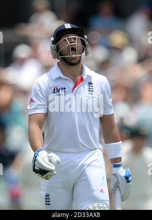 Englands Matt Prior reagiert, nachdem er von Australiens Brad Haddin (nicht abgebildet) beim Bowling von Mitchell Johnson am fünften Tag des dritten Tests auf dem WACA Ground, Perth, Australien, gefangen wurde. Stockfoto