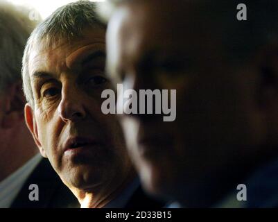 Schottlands Rugby-Direktor Ian McGeechan sieht sich nach seiner ersten Pressekonferenz den neuen Schottland Rugby Coach Matt Williams im Murrayfield Stadium in Edinburgh an. Stockfoto