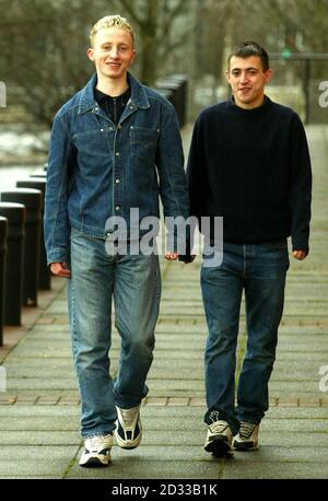 David Taggart,18, (R), der mit seinem Freund Sean Coll, 19, gestern Abend ein verlassenes Baby außerhalb des Chipshops entdeckte, in der Fast-Food-Filiale von Mario im Cardonald-Viertel in Glasgow arbeitet. Das zwei- bis dreitägige Kind wurde kurz nach Mitternacht in ein Handtuch und ein rotes Vlies gehüllt entdeckt, als es in der Tür zum Laden lag. Stockfoto