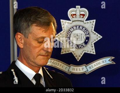 David Westwood, Chef-Konsolist der Polizei von Humberside, spricht während einer Pressekonferenz mit den Medien. Wo er sagte, es wäre "äußerst hilfreich" gewesen, wenn seine Kraft in der Lage gewesen wäre, die beiden Namen zu verknüpfen, die von Ian Huntley verwendet wurden, der heute im Old Bailey für schuldig befunden wurde wegen des Mordes an Jessica Chapman und Holly Wells. Maxine Carr wurde zu dreieinhalb Jahren verurteilt, weil sie sich mit Huntley verschworen hatte, um die Justiz zu verdrehen. Sie wird die Hälfte dieser Strafe verbüßen, da die Zeit in Haft berücksichtigt wird. 22/06/04: Innenminister David Blunkett sagte, er habe es der Polizei von Humberside mitgeteilt Stockfoto