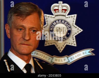 David Westwood, Chef-Konsolist der Polizei von Humberside, spricht während einer Pressekonferenz mit den Medien. Wo er sagte, es wäre "äußerst hilfreich" gewesen, wenn seine Kraft in der Lage gewesen wäre, die beiden Namen zu verknüpfen, die von Ian Huntley verwendet wurden, der heute im Old Bailey für schuldig befunden wurde wegen des Mordes an Jessica Chapman und Holly Wells. Maxine Carr wurde zu dreieinhalb Jahren verurteilt, weil sie sich mit Huntley verschworen hatte, um die Justiz zu verdrehen. Sie wird die Hälfte dieser Strafe verbüßen, da die Zeit in Haft berücksichtigt wird. 04/02/04: Die BBC war wegen, sich heute über ein Jeremy Paxman Interview zu entschuldigen, das Stockfoto