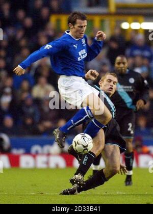 James Scowcroft von Leicester City fordert Evertons Kevin Kilbane (links) während ihres Barclaycard Premiership-Spiels auf dem Everton Goodison Park Ground in Liverpool auf den Ball. DIESES BILD KANN NUR IM RAHMEN EINER REDAKTIONELLEN FUNKTION VERWENDET WERDEN. KEINE WEBSITE-/INTERNETNUTZUNG, ES SEI DENN, DIE WEBSITE IST BEI DER FOOTBALL ASSOCIATION PREMIER LEAGUE REGISTRIERT. Stockfoto