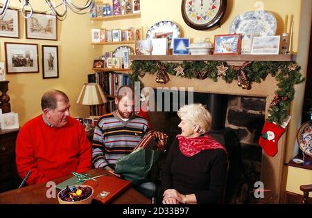 Befreit Geisel Mark Henderson mit seiner Mutter Sharelle und Vater Christopher in ihrem Haus in Pateley Bridge, North Yorkshire. Herr Henderson, 32, flog gestern von Kolumbien nach Heathrow, wo er während einer Rucksackreise von Guerillas entführt wurde und 102 Tage in entlegenen Bergwäldern gefangen war. Nach Monaten der Anspannung und Sorge wurde er schließlich Anfang dieser Woche freigelassen. Stockfoto