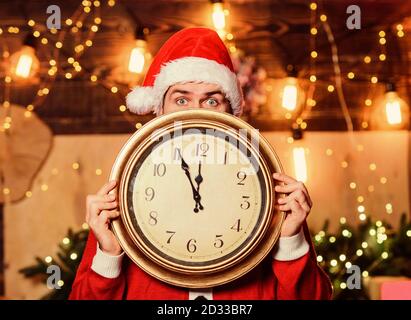 Ich kann nicht glauben, dass in Ihm. Santa halten Sie clock. Winter. frohe Weihnachten. Mann santa hat. Neues Jahr 24.00 Uhr. Zeit für Weihnachten. Happy bärtiger Mann. Winterurlaub. Warten auf Weihnachten präsentiert. Stockfoto