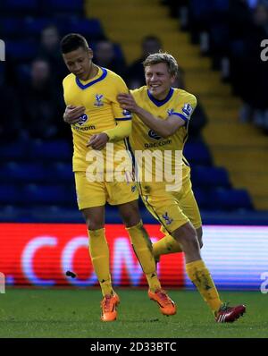 Crystal Palace's Dwight Gayle feiert Scoring das Eröffnungstreffer mit Jonathan Parr (rechts) während der FA Cup Third Round Spiel in den Hawthorns, West Bromwich. Stockfoto