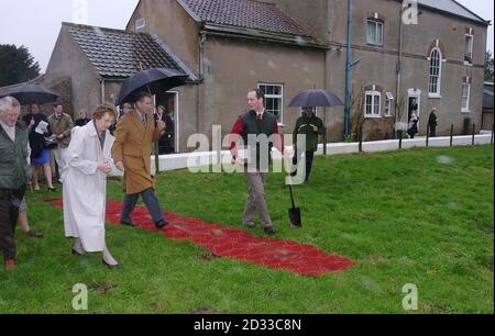 Der Prinz von Wales geht auf dem roten Teppich entlang, als er South Airmyn Grange Farm in Goole in East Yorkshire besucht, wo er Rinder ansah und einen Apfelbaum pflanzte. Der Teppich wurde so gelegt, dass der Prinz, der auf einer zweitägigen Tour in Yorkshire und North Lincolnshire ist, vom Haus, in dem er Jungbauern getroffen hatte, zum Obstgarten gehen konnte, um den Baum zu Pflanzen. Stockfoto