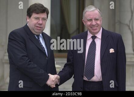 Der irische Außenminister Brian Cowen (links) mit dem britischen Staatssekretär für Nordirland, Paul Murphy, posiert für Fotos, während einer Pause von irischen und britischen Gesprächen über den Friedensprozess in Nordirland, im Farmleigh House, Dublin, Republik Irland. Stockfoto