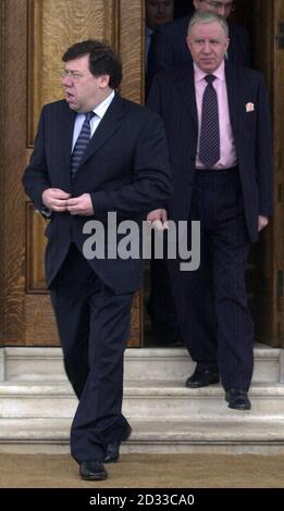 Der irische Außenminister Brian Cowen (vorne links) mit dem britischen Außenminister für Nordirland Paul Murphy, bevor er für Fotos posierte, während einer Pause von irischen und britischen Gesprächen über den Friedensprozess in Nordirland, im Farmleigh House, Dublin, Republik Irland. Stockfoto