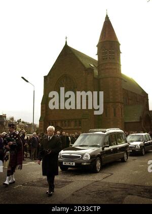 Der Sarg des ehemaligen schottischen Manager-Verbündeten MacLeod wird nach seiner Beerdigung in der St. Columba's Church in Ayr, Schottland, zum Krematorium geleitet. Die Großen und die Guten aus der Welt des Fußballs gehörten zu Hunderten von Trauernden, die dem ehemaligen Manager Schottlands ihre Ehre erwiesen. Manchester United-Chef Alex Ferguson, Rangers-Manager Alex McLeish und TV-Experte und ehemalige Rangers Stürmer Verbündeten McCoist schlossen sich mehr als 450 Menschen für die Beerdigung in St. Columba's Church in Ayr. Stockfoto