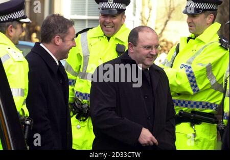 Ally McCoist und der Hibernian Manager Bobby Williamson nahmen an der Beerdigung des ehemaligen schottischen Managers Ally MacLeod in der St Columba's Church in Ayr, Schottland, Teil. Die Großen und die Guten aus der Welt des Fußballs gehörten zu Hunderten von Trauernden, die dem ehemaligen Manager Schottlands ihre Ehre erwiesen. Manchester United-Chef Alex Ferguson, Rangers-Manager Alex McLeish und TV-Experte und ehemalige Rangers Stürmer Verbündeten McCoist schlossen sich mehr als 450 Menschen für die Beerdigung in St. Columba's Church in Ayr. Stockfoto