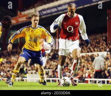 Thierry Henry von Arsenal (rechts) in Aktion gegen Brett Ormerod von Southampton während des Spiels der Barclaycard Premiership im Highbury Stadium, London. Stockfoto