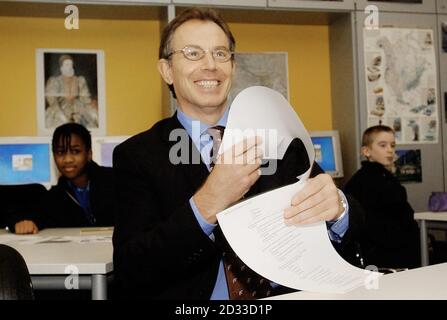 Premierminister Tony Blair nahm an einer Lektion Teil, die an der "Capital Academy" in Willesden im Nordwesten Londons stattfand, wo Blair und der Minister für Schulstandards David Miliband die vierzehn Projekte der örtlichen Bildungsbehörde vorstellten, die das Regierungsprogramm zum Wiederaufbau oder zur Renovierung jeder weiterführenden Schule in England leiten werden. Stockfoto