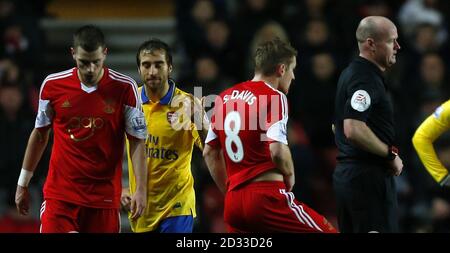 Arsenals Mathieu Flamini (in gelb) erhält eine rote Karte von Schiedsrichter Lee Mason, nachdem er während des Barclays Premier League-Spiels im St. Mary's Stadium in Southampton ein zweifüßiger Angriff gegen Southampton's Morgan Schneiderlin (links) gemacht hat. Stockfoto