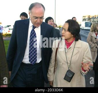 Oppositionsführer Michael Howard spricht mit Jane Guo, einem Mitglied der Police Advisory Group, als er die Morecambe Bay besuchte, um dort Rettungskräfte und Rettungsbootsmänner zu treffen, die um die Rettung der 20 Herzmuscheln kämpften, die in der Bucht starben. Die RNLI-Station steht an der Promenade und war der Abgabepunkt für die Leichen, die von den Rettungsfahrzeugen in die Leichenhalle gebracht werden sollten. Stockfoto