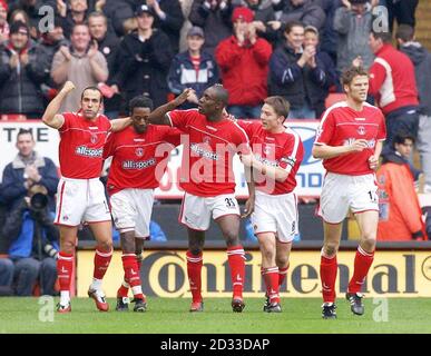 Charlton Athletic (von links) Paolo Di Canio, Jason Euell, Carlton Cole, Matt Holland und Hermann Hreidarsson feiern Coles Eröffnungstreffer gegen Blackburn Rovers während ihres Barclaycard Premiership-Spiels im Charlton's The Valley Ground in London. DIESES BILD KANN NUR IM RAHMEN EINER REDAKTIONELLEN FUNKTION VERWENDET WERDEN. KEINE WEBSITE-/INTERNETNUTZUNG, ES SEI DENN, DIE WEBSITE IST BEI DER FOOTBALL ASSOCIATION PREMIER LEAGUE REGISTRIERT. Stockfoto