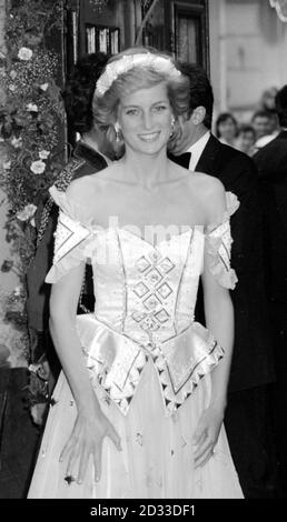 Prinzessin Diana, in einem Off-the-Schulter-Abendkleid, kommt im Royal Opera House, London, für die Royal Charity Premiere von "Ivan der schreckliche" durch das Bolschoi Ballet. Stockfoto