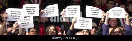 Southampton-Fans zeigen Anti-Glenn Hoddle-Banner, im Zuge der Spekulationen, dass er möglicherweise nach St. Mary's zurückkehren wird. DIESES BILD KANN NUR IM RAHMEN EINER REDAKTIONELLEN FUNKTION VERWENDET WERDEN. KEINE WEBSITE-/INTERNETNUTZUNG, ES SEI DENN, DIE WEBSITE IST BEI DER FOOTBALL ASSOCIATION PREMIER LEAGUE REGISTRIERT. Stockfoto