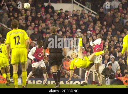 Jonathan Johansson von Charlton Athletic schlägt den Posten mit einem überkopflichen Kick während des Barclaycard Premiership-Spiels gegen Arsenal in Highbury, North London, Samstag, 28. Februar 2004. DIESES BILD KANN NUR IM RAHMEN EINER REDAKTIONELLEN FUNKTION VERWENDET WERDEN. KEINE WEBSITE-/INTERNETNUTZUNG, ES SEI DENN, DIE WEBSITE IST BEI DER FOOTBALL ASSOCIATION PREMIER LEAGUE REGISTRIERT. Stockfoto