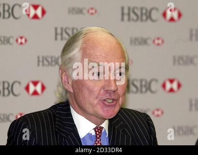 Sir John Bond, Chairman der HSBC Group, spricht auf einer Pressekonferenz nach der Bekanntgabe der Jahresergebnisse 2003. Die Bankengruppe HSBC hat heute einen Anstieg der Gewinne vor Steuern um 37% im Jahr 2003 auf 7.7 Milliarden bekanntgegeben und sagte, dass die Gewinne einschließlich Goodwill ebenfalls um 33% auf 6.8 Milliarden gestiegen sind. 02/08/04: Sir John Bond, Group Chairman des Bankengiganten HSBC, der einen neuen europäischen Rekord aufgestellt hat, für das Halbjahresergebnis nach dem Gewinn stieg 53% auf 5.14 Milliarden in den ersten sechs Monaten des Jahres 2004. Er beschrieb die Zahlen als „solide Performance“, die das Umsatzwachstum und ein diszipliniertes Kostenmanagement widerspiegelt. Stockfoto