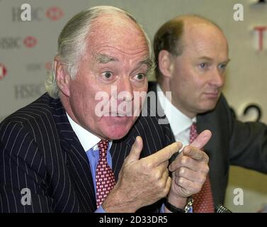 Douglas Flint, Group Finance Director von HSBC (rechts), hört dem Group Chairman Sir John Bond nach der Bekanntgabe der Jahresergebnisse 2003 auf einer Pressekonferenz zu. Die Bankengruppe HSBC hat heute einen Anstieg der Gewinne vor Steuern um 37 % im Jahr 2003 auf 7.7 Mrd. bekanntgegeben und sagte, dass die Gewinne einschließlich Goodwill ebenfalls um 33 % auf 6.8 Mrd. gestiegen sind. Stockfoto