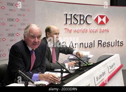 Group Finance Director von HSBC Douglas Flint (rechts) hört dem Group Chairman Sir John Bond zu, der nach der Bekanntgabe der Jahresergebnisse 2003 auf einer Pressekonferenz spricht. Die Bankengruppe HSBC hat heute einen Anstieg der Gewinne vor Steuern um 37% im Jahr 2003 auf 7.7 Milliarden bekanntgegeben und sagte, dass die Gewinne einschließlich Goodwill ebenfalls um 33% auf 6.8 Milliarden gestiegen sind. Stockfoto