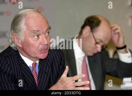 Sir John Bond, Group Chairman von HSBC bei einer Pressekonferenz nach der Bekanntgabe der Jahresergebnisse 2003 für HSBC, neben ihm ist Douglas Flint, Group Finance Director. Stockfoto