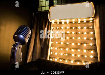 Retro Vintage Kondensator Mikrofon in einem Studio mit Panel Glühlampen Stockfoto