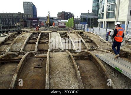 Dies ist Isambard Kingdom Brunels erste Eisenbrücke, über den Grand Union Canal in der Nähe von Londons Paddington Station. Versteckt in einer modernen Backsteinbrücke, wurde sie am Vorabend des Abrissens der Brücke entdeckt und ersetzt. Sie ist eine von nur acht überlebenden Brunel-Brücken im Land und wird nun fachmännisch abgebaut und aus der Gefahr gebracht. Stockfoto