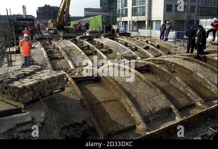 Dies ist Isambard Kingdom Brunels erste Eisenbrücke, über den Grand Union Canal in der Nähe von Londons Paddington Station. Versteckt in einer modernen Backsteinbrücke, wurde sie am Vorabend des Abrissens der Brücke entdeckt und ersetzt. Sie ist eine von nur acht überlebenden Brunel-Brücken im Land und wird nun fachmännisch abgebaut und aus der Gefahr gebracht. Stockfoto