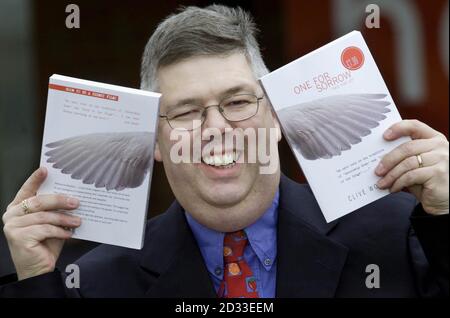 Sainsbury's Fruit and Veg Manager Clive Woodall, 47, hält sein Debutbuch "One for Sorrow" im Sainsbury's Supermarket in Hitcham, Hertfordshire, nachdem er das Buch für 1 Million Dollar an Disney verkauft hatte. Franc Roddam, Direktor des Kultklassikers Quadrophenia und Produzent zahlreicher TV-Shows, kaufte die Rechte und verkaufte sie dann an Disney, nachdem er das Manuskript von seinem Bankmanager gezeigt hatte, der wiederum ein Freund von Clive's Frau war. Stockfoto