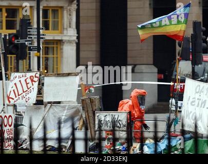 Feuerwehrleute in chemischen Schutzanzügen am Parliament Square in London, nach einer Aufräumen Operation von einer Chemikalie verschüttet von einem LKW. Stockfoto