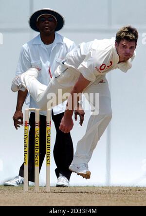 England Bowler James Anderson in Aktion während des Tourmatches gegen den Carib Beer XI im University of West Indies Ground, Barbados. Anderson ist immer noch in der vier Spiel-Test-Serie gegen die West Indies, die England führen 2:0. Stockfoto