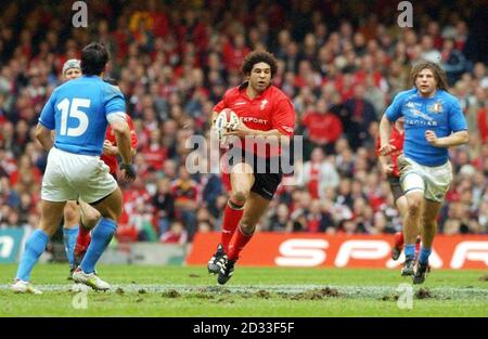 Wales Kapitän Colin Charvis (Mitte) in Aktion gegen Italien während ihres RBS 6 Nationen-Spiels im Millennium Stadium, Cardiff Stockfoto