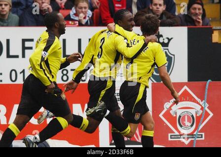 Aston Villas J Lloyd Samuel (Mitte) feiert sein Siegtreffer mit den Teamkollegen Lee Hendrie und Darius Vassel (links) gegen Charlton Athletic während ihres Barclaycard Premiership-Spiels im Valley, South London, Samstag, 27. März 2004. DIESES BILD KANN NUR IM RAHMEN EINER REDAKTIONELLEN FUNKTION VERWENDET WERDEN. KEINE WEBSITE-/INTERNETNUTZUNG, ES SEI DENN, DIE WEBSITE IST BEI DER FOOTBALL ASSOCIATION PREMIER LEAGUE REGISTRIERT. Stockfoto