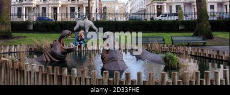 Die Bildhauerin Tessa Campbell Fraser mit ihrer Hippoausstellung während der Eröffnung ihrer ersten Einzelausstellung in einer öffentlichen Galerie im Natural History Museum in West London. Tessa Campbell Fraser, die Frau des Komikers Rory Bremner, hat andere Flusspferde, Elefanten, Eisbären und Rothirsche geformt, die gemeinsam den Rasen des Museums übernommen haben. Die Ausstellung beginnt am 9. April und läuft bis zum 10. Oktober. Stockfoto