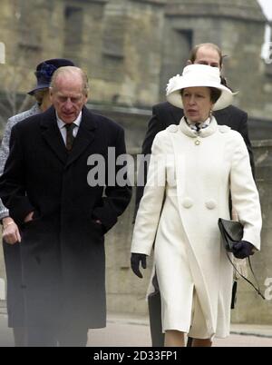 Der Herzog von Edinburgh mit der Prinzessin Royal Ankunft in der Kapelle Windsor Castle für den traditionellen Ostersonntag Gottesdienst. Neun ältere Mitglieder der Familie waren für den Gottesdienst in der St. George's Kapelle im Schlossgelände anwesend, die vom Dekan von Windsor, dem rechten Rev David Conner, geleitet wurde. Rund 200 Mitglieder der Öffentlichkeit trotzten dem kalten, grauen Morgen, um zu sehen, wie die Royals zu einem jährlichen Treffen der königlichen Familie eintreffen. Stockfoto