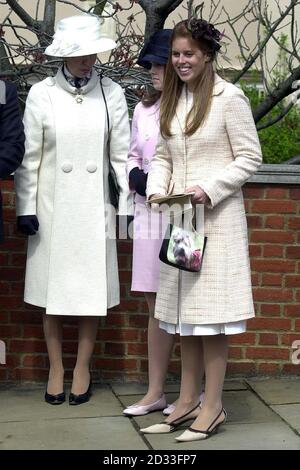 Die Prinzessin Royal mit den Töchtern Beatrice und Eugenie des Herzogs von York, die nach dem traditionellen Ostersonntag die Kapelle im Schloss Windsor verlassen. Neun ältere Mitglieder der Familie waren für den Gottesdienst in der St. George's Kapelle im Schlossgelände anwesend, die vom Dekan von Windsor, dem rechten Rev David Conner, geleitet wurde. Rund 200 Mitglieder der Öffentlichkeit trotzten dem kalten, grauen Morgen, um zu sehen, wie die Royals zu einem jährlichen Treffen der königlichen Familie eintreffen. Stockfoto