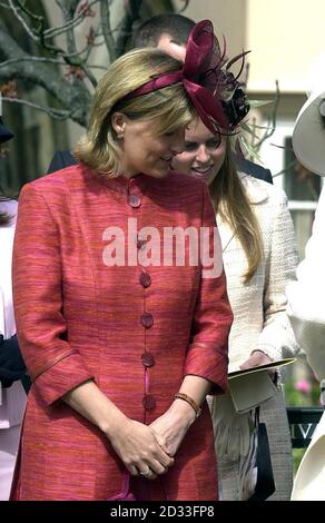 Die Gräfin von Wessex mit Prinzessin Beatrice, die nach dem traditionellen Ostersonntag die Kapelle im Schloss Windsor verlässt. Neun ältere Mitglieder der Familie waren für den Gottesdienst in der St. George's Kapelle im Schlossgelände anwesend, die vom Dekan von Windsor, dem rechten Rev David Conner, geleitet wurde. Rund 200 Mitglieder der Öffentlichkeit trotzten dem kalten, grauen Morgen, um zu sehen, wie die Royals zu einem jährlichen Treffen der königlichen Familie eintreffen. Stockfoto