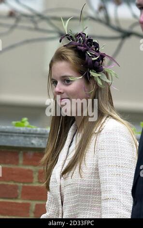Prinzessin Beatrice bei der Ankunft in der Kapelle im Schloss Windsor für den traditionellen Ostersonntag Gottesdienst. Neun ältere Mitglieder der Familie waren für den Gottesdienst in der St. George's Kapelle im Schlossgelände anwesend, die vom Dekan von Windsor, dem rechten Rev David Conner, geleitet wurde. Rund 200 Mitglieder der Öffentlichkeit trotzten dem kalten, grauen Morgen, um zu sehen, wie die Royals zu einem jährlichen Treffen der königlichen Familie eintreffen. Stockfoto