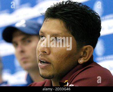 West Indies Kapitän Ramnaresh Sarwan während der Einführung der Kabel-und Wireless-Serie gegen England auf dem Bourda Oval Ground, Georgetown, Guyana, Samstag, 17. April 2004, vor dem ersten eintägigen internationalen. Stockfoto