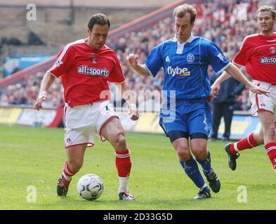 Charlton's Radostin Kishishev (links) kommt von Jamie Clapham aus Birmingham City während ihres Barclaycard Premiership Spiels am Charlton's Valley Ground, Samstag, 17. April 2004, unter Druck. T EINES REDAKTIONELLEN FEATURES. KEINE WEBSITE-/INTERNETNUTZUNG, ES SEI DENN, DIE WEBSITE IST BEI DER FOOTBALL ASSOCIATION PREMIER LEAGUE REGISTRIERT. Stockfoto