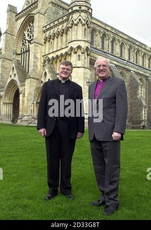 Dr. Jeffrey John (L) stand mit dem Bischof von St. Albans, dem rechten Reverend Christopher Herbert, außerhalb der St. Albans Kathedrale, nachdem er als nächster Dekan von St. Albans benannt wurde. Die Königin hat die Homosexuell Canon Position als einer der ältesten Arbeitsplätze in der Kirche von England eine Ernennung, die die Debatte über Homosexuell Klerus wieder entfachen genehmigt. Die Ernennung von Dr. John zum Bischof von Reading im vergangenen Mai provozierte starke Kritik von konservativen Evangelikalen und er wurde schließlich vom Erzbischof von Canterbury, Dr. Rowan Williams, dazu überredet, seine Kandidatur zurückzuziehen. Stockfoto